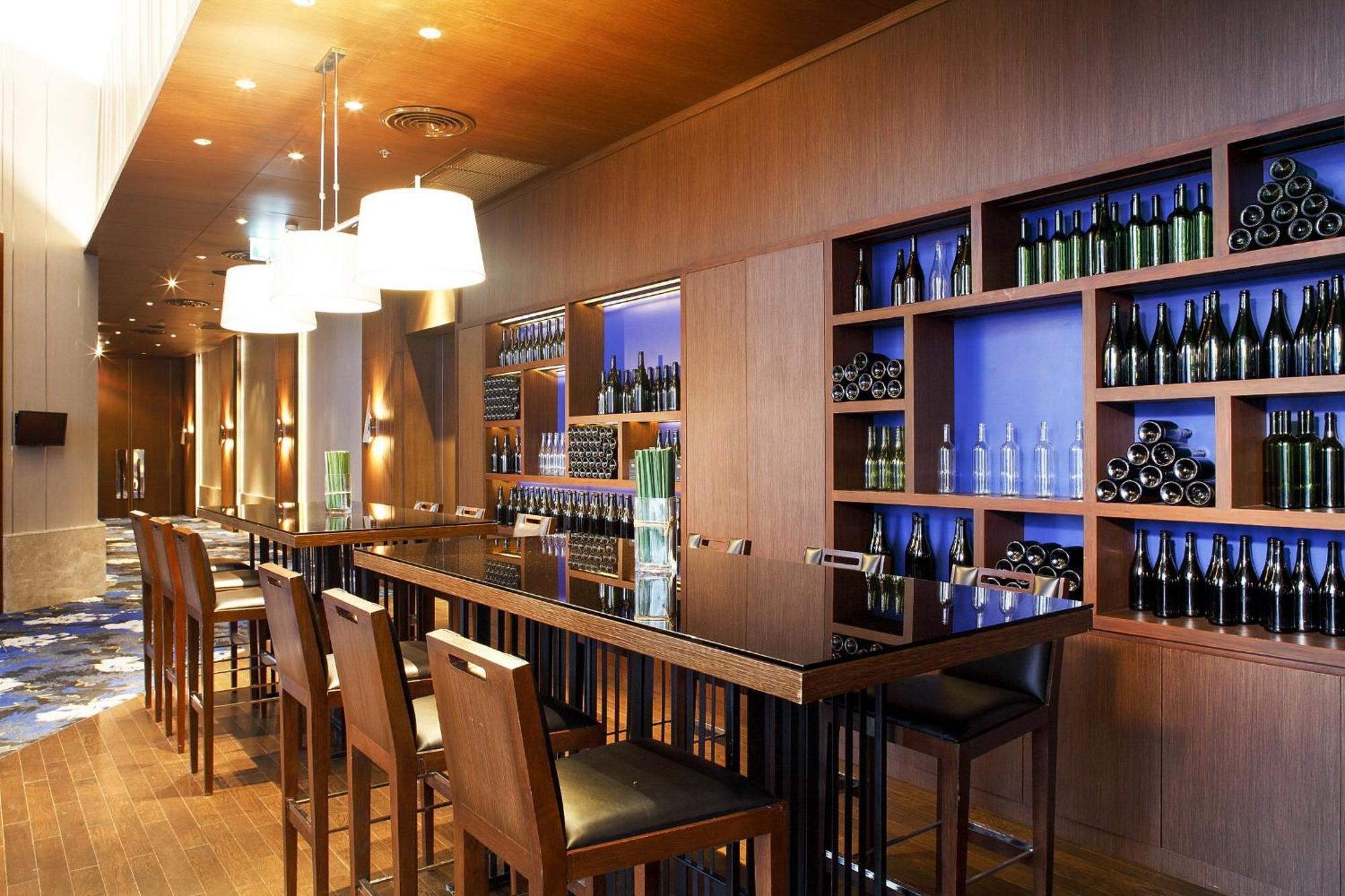 Centara Grand At Centralworld Banguecoque Exterior foto The bar at the lounge