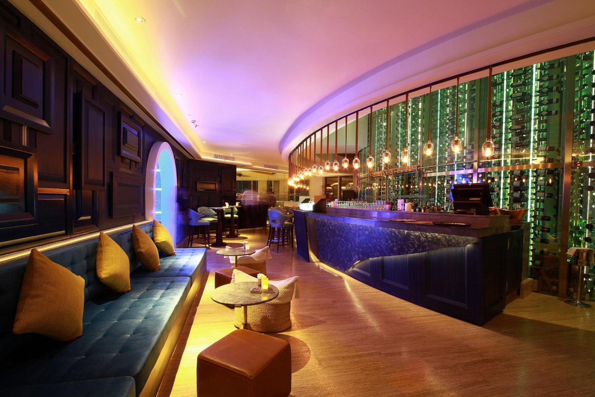 Centara Grand At Centralworld Banguecoque Exterior foto The bar at the 101 bar