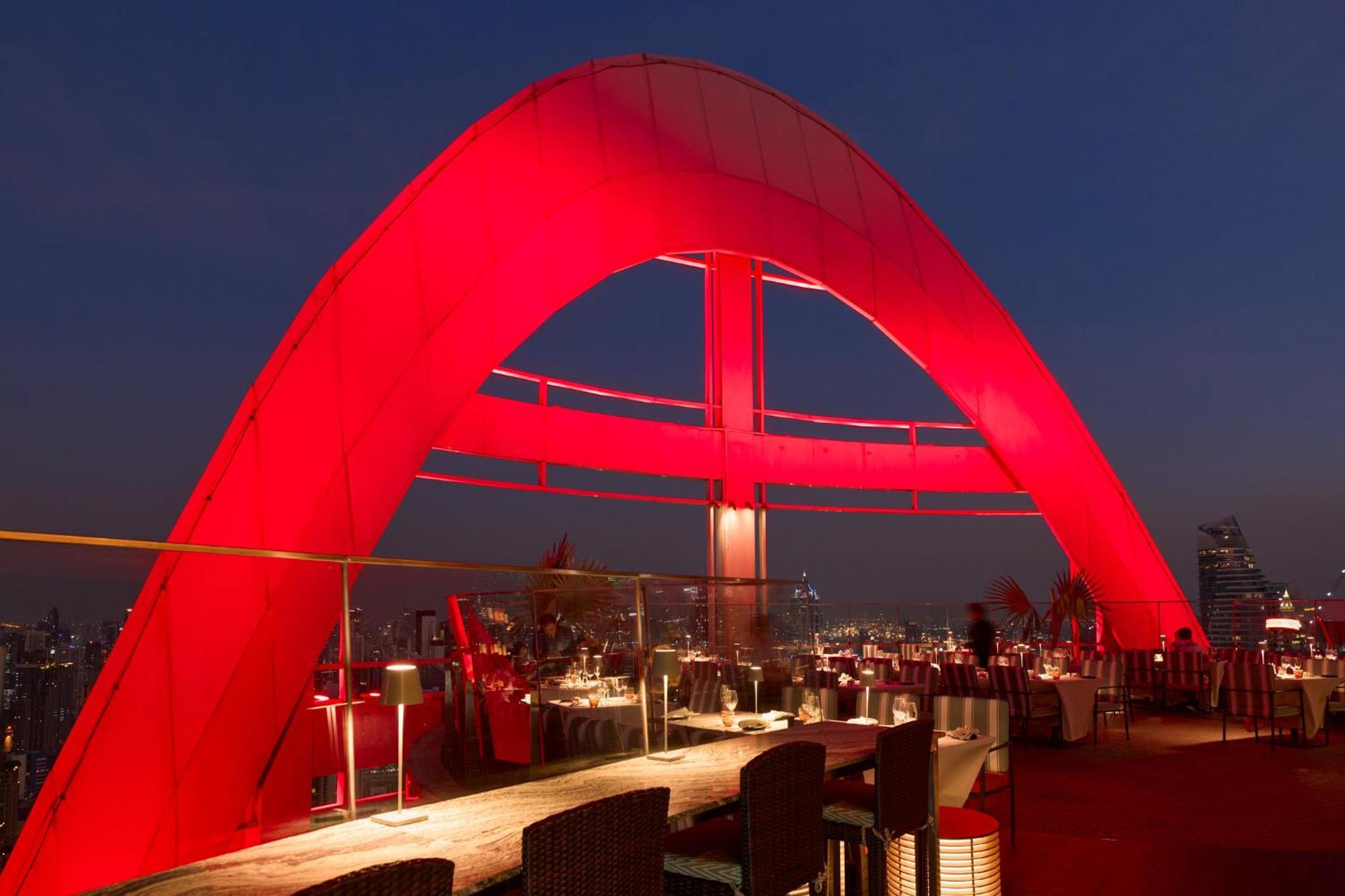 Centara Grand At Centralworld Banguecoque Exterior foto The Red Sky Bar