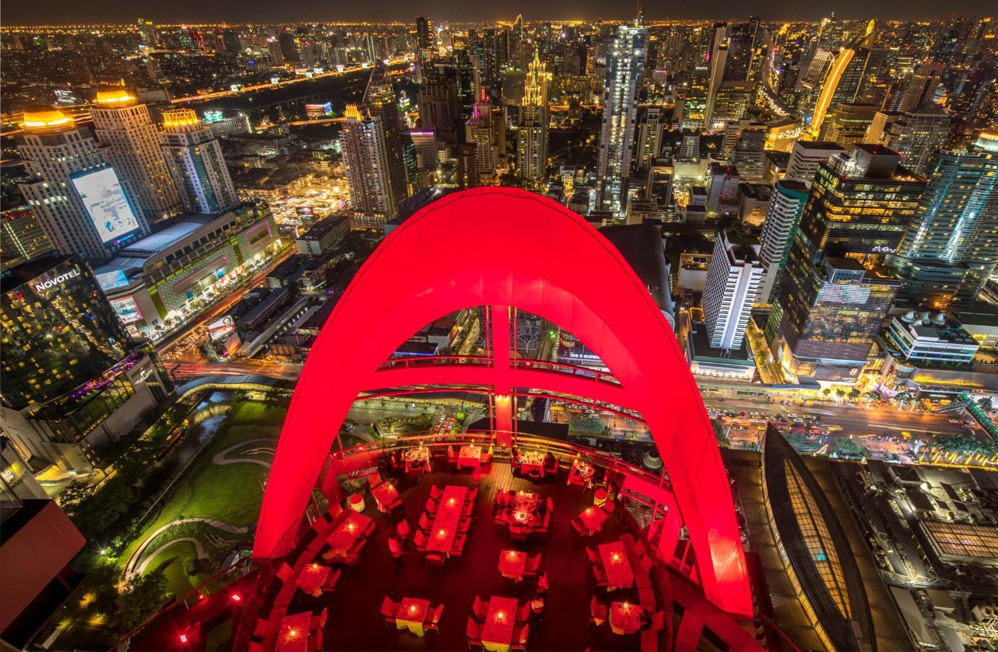 Centara Grand At Centralworld Banguecoque Exterior foto The Sky Bar at the top of the Baiyoke II
