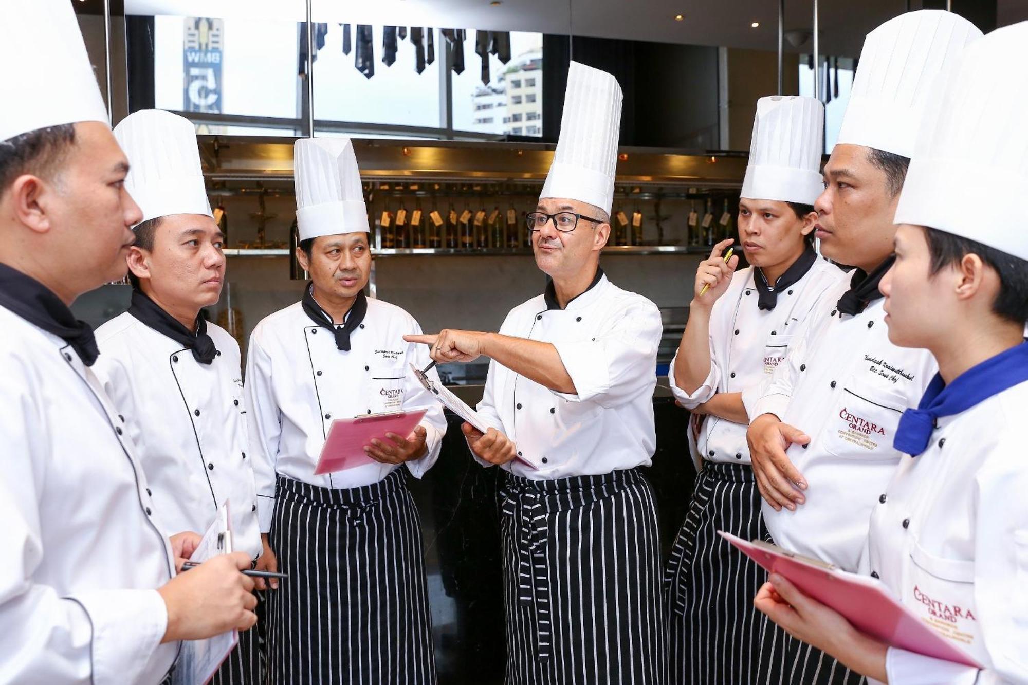 Centara Grand At Centralworld Banguecoque Exterior foto Culinary students at the Asian Culinary Center