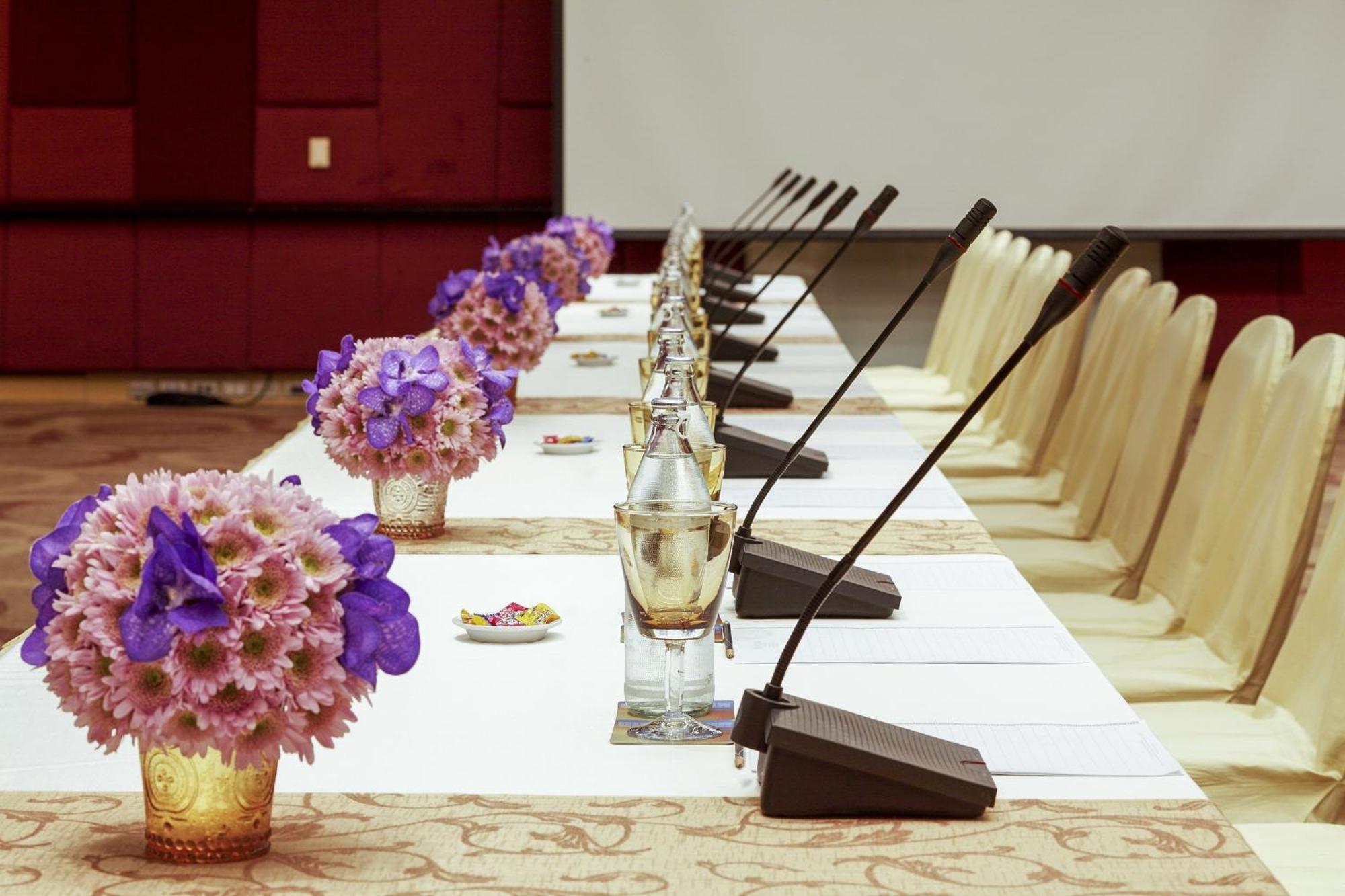 Centara Grand At Centralworld Banguecoque Exterior foto A table with microphones
