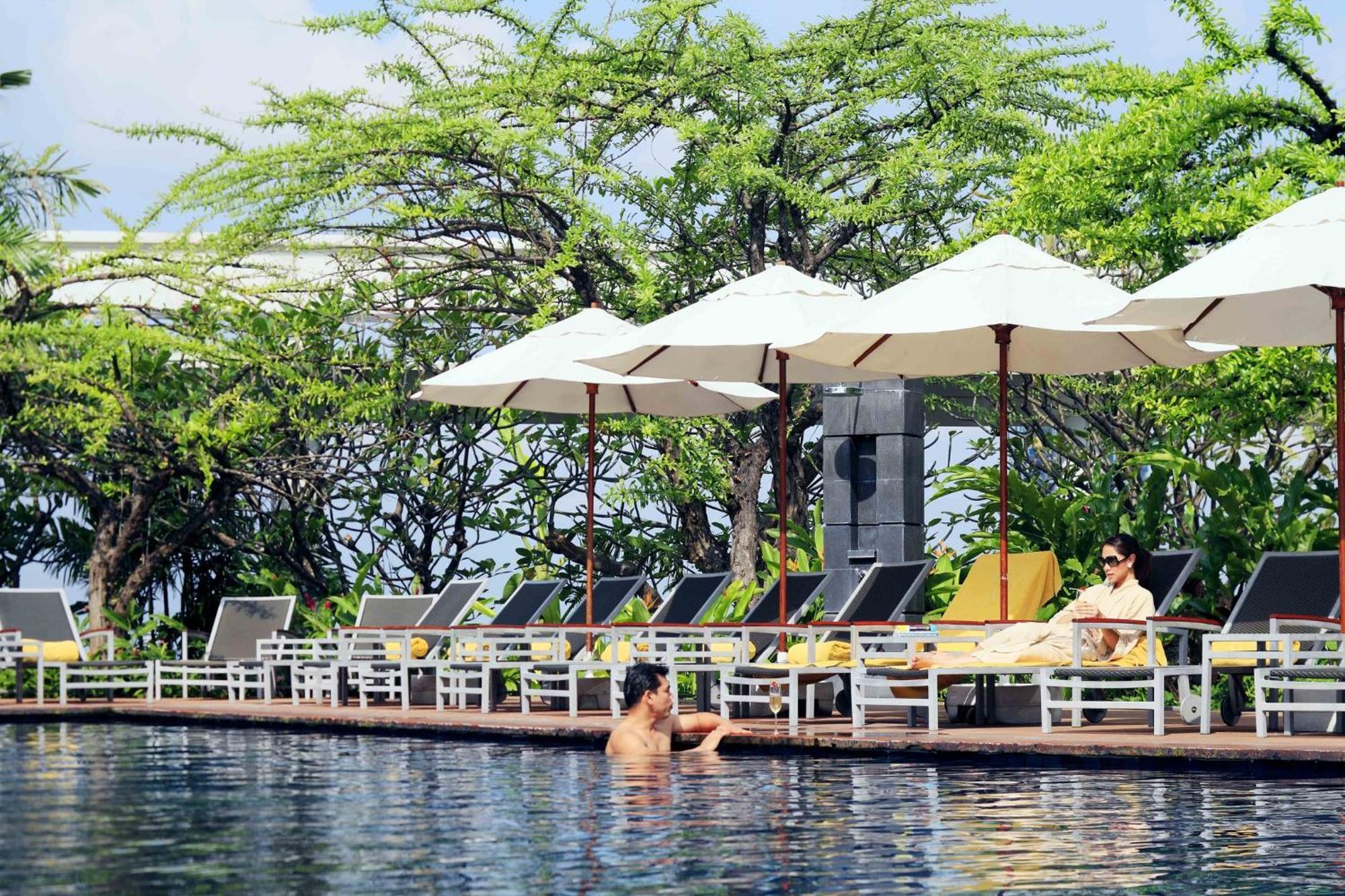 Centara Grand At Centralworld Banguecoque Exterior foto The pool at the hotel