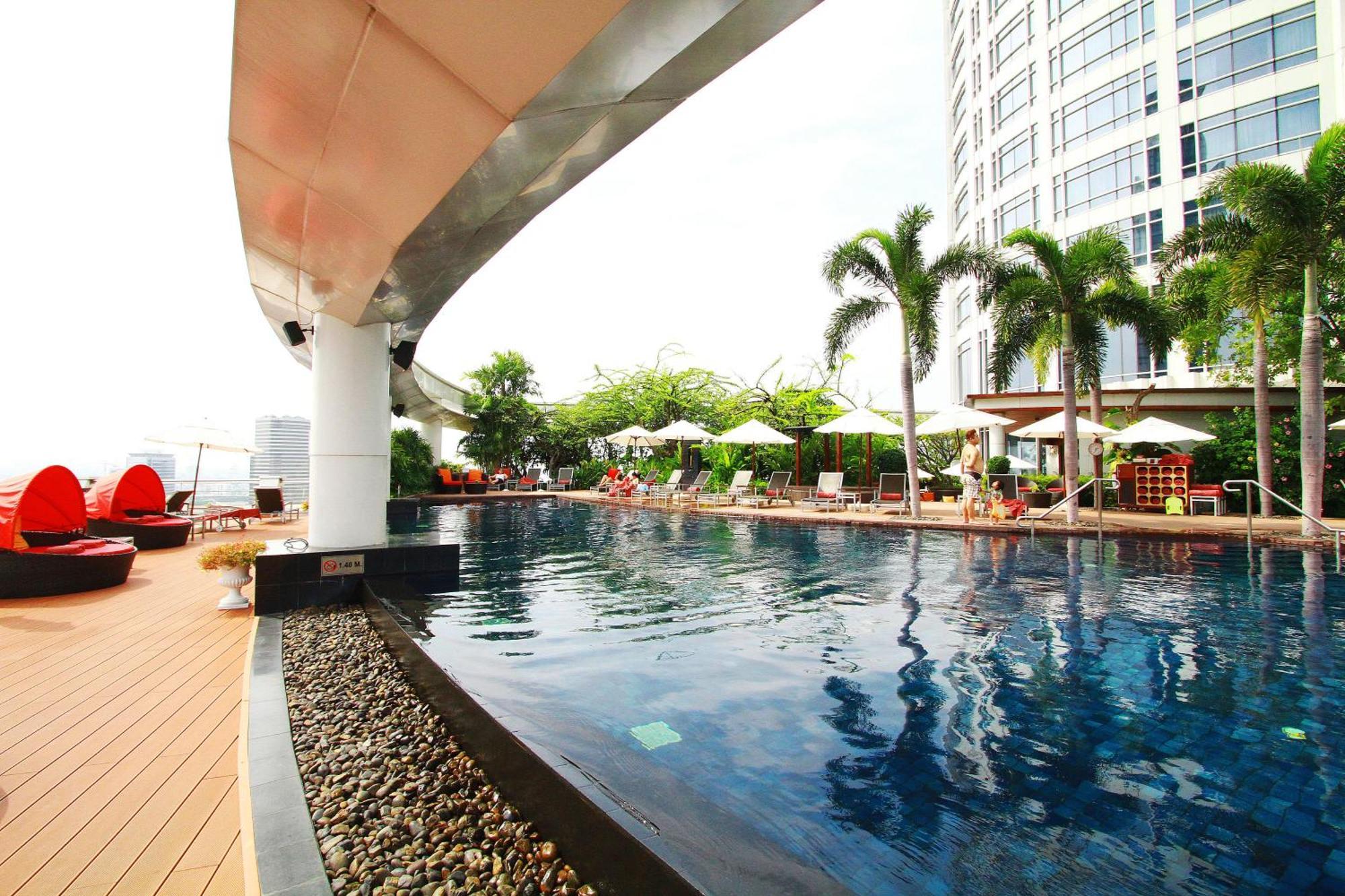 Centara Grand At Centralworld Banguecoque Exterior foto The pool at the hotel